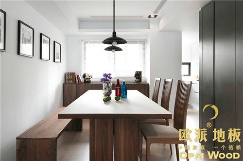 在木地板襯托下，餐廳成為一個亮點