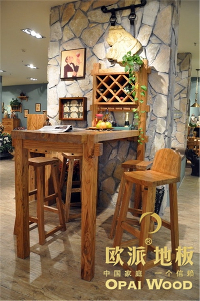 在木地板襯托下，餐廳成為一個亮點